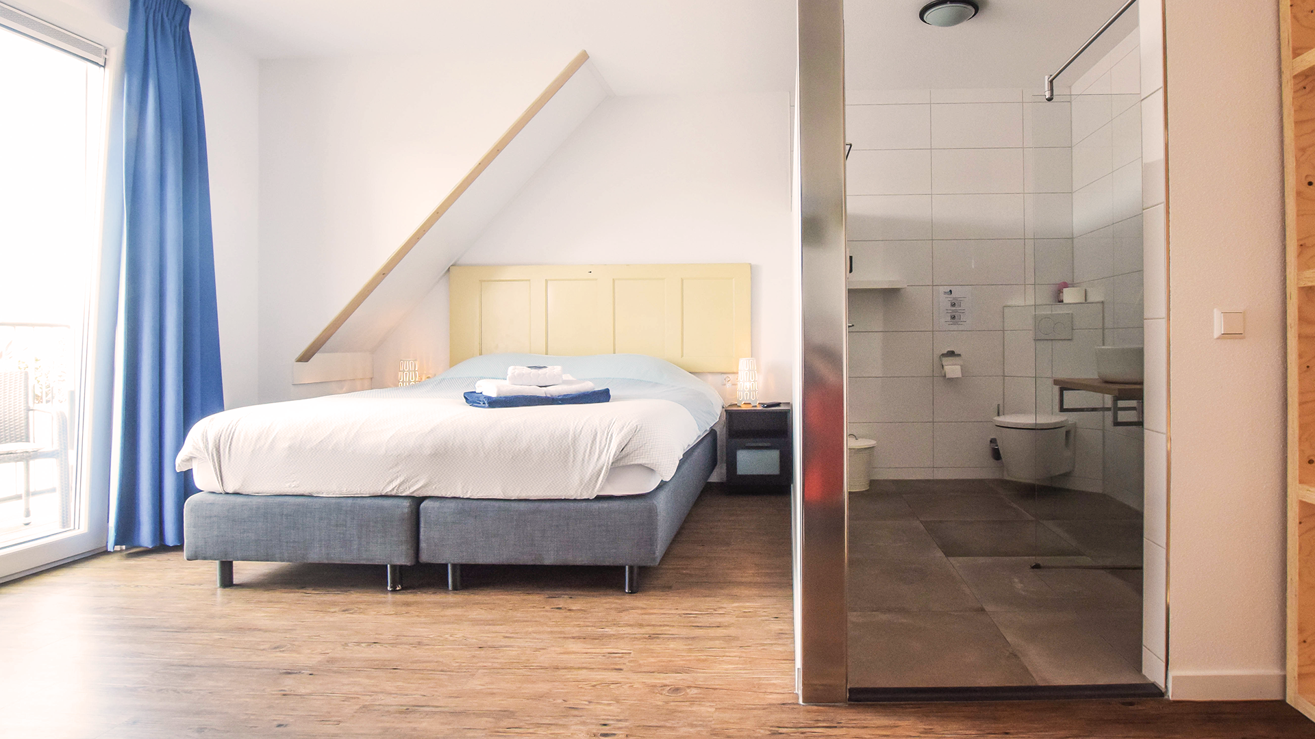Splitfoto van badkamer en kamer